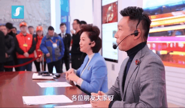 康辉海霞参观“伟大的变革”展览 与观众互动上演“真人版4D”《新闻联播》