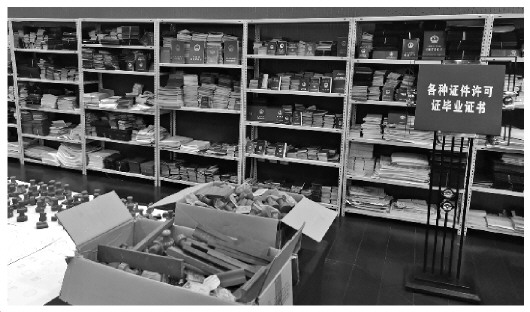 北京警方摧毁制贩假章假证犯罪链条 抓捕拘留145人