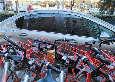 停车电子收费首日压线跨位违停严重