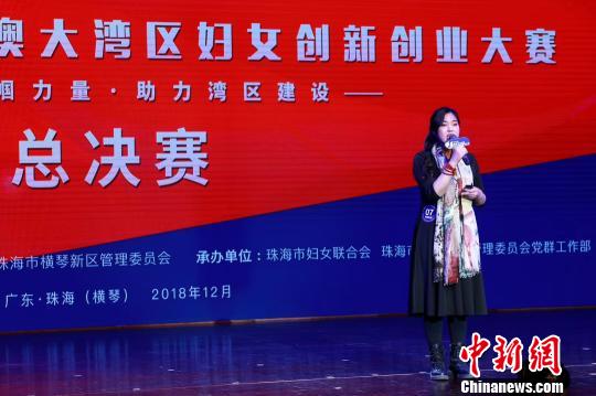 丹霞&ldquo;红豆姐姐&rdquo;编织红豆助力&ldquo;留守妈妈&rdquo;脱贫