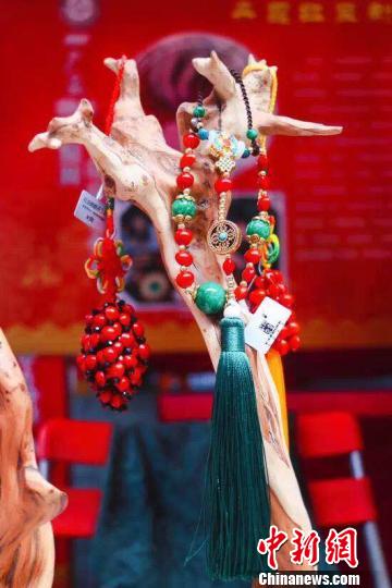 丹霞“红豆姐姐”编织红豆助力“留守妈妈”脱贫