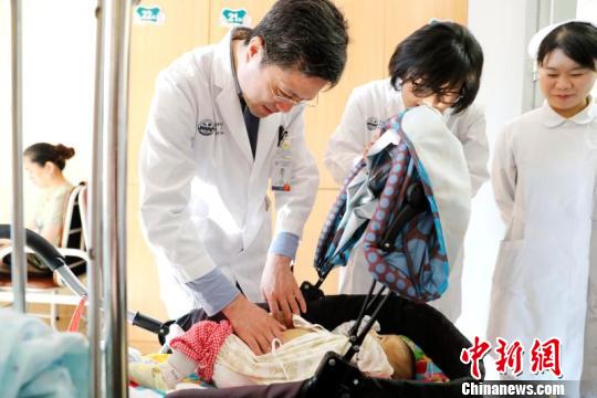 中国医学专家建立世界一流儿童肝移植手术技术体系