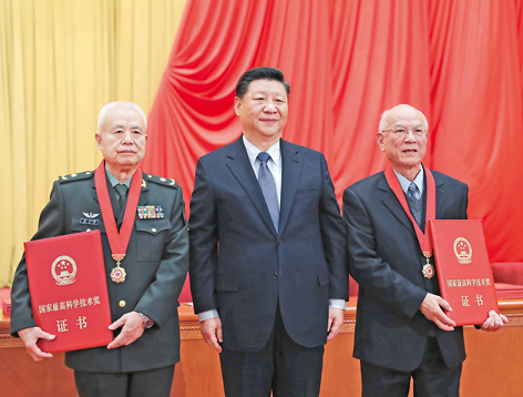 习近平为刘永坦钱七虎颁发国家最高科技奖