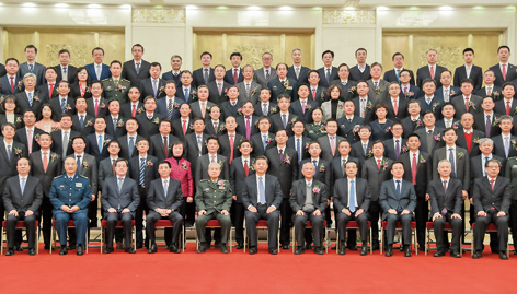 习近平为刘永坦钱七虎颁发国家最高科技奖