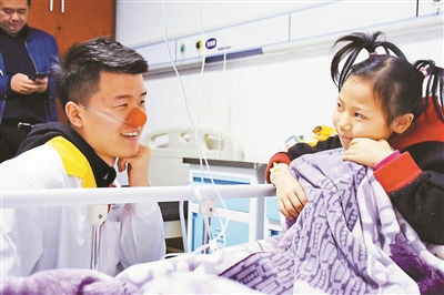 暖心!为减轻病人痛苦 他戴上红鼻子变身小丑医生