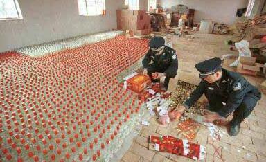 假酒团伙购空瓶 趁春节发横财