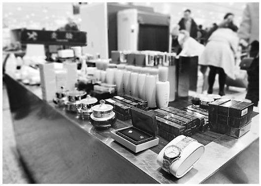 上海海关查获旅客违规携带210件高档消费品进境