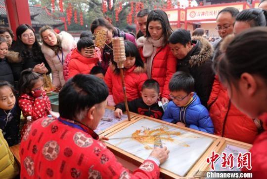 四川眉山：苏东坡诞辰982周年非遗传承人展技艺 