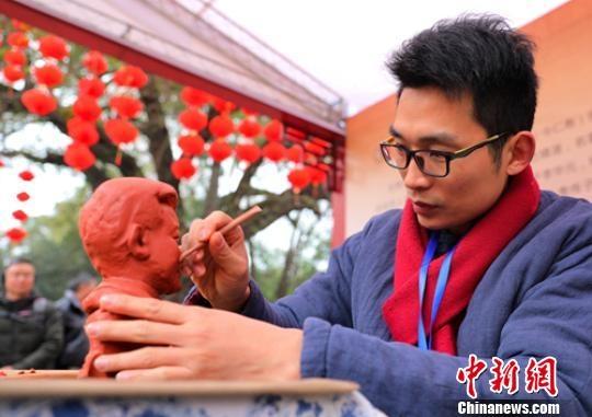 四川眉山：苏东坡诞辰982周年非遗传承人展技艺 