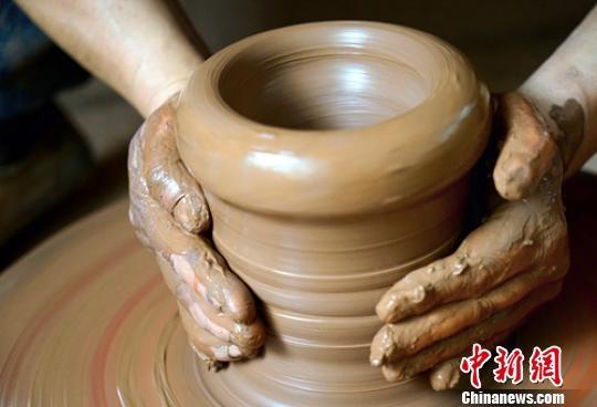 四川眉山：苏东坡诞辰982周年非遗传承人展技艺 