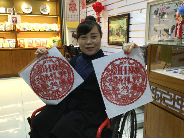 宁夏残疾女孩剪纸剪出国门