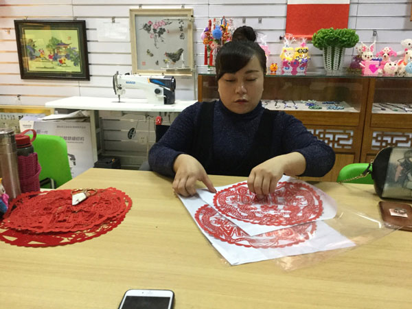 宁夏残疾女孩剪纸剪出国门