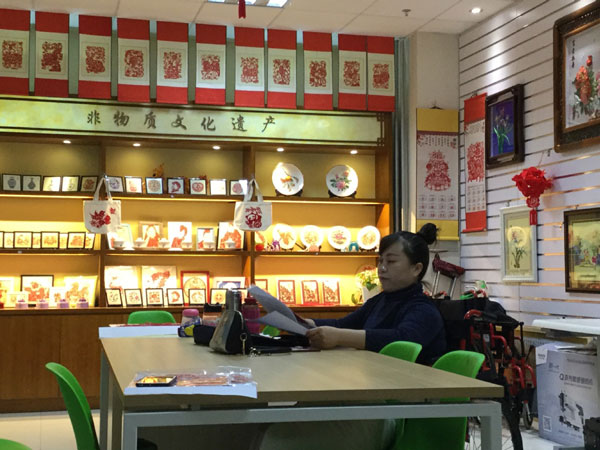 宁夏残疾女孩剪纸剪出国门