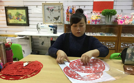 宁夏残疾女孩剪纸剪出国门