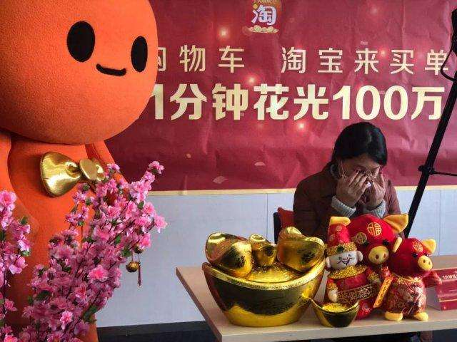 挑战一分钟花完100万 广东惠州一女士买到手抖