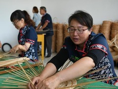 巧娘妙手编织幸福（新春走基层）