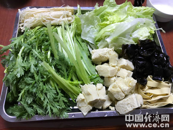 头发干枯得像草?这些食物帮你养发