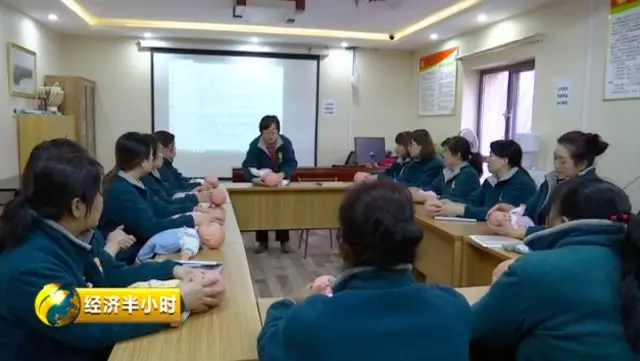 月薪25000元还得提前半年约 月嫂行业为啥这么火?