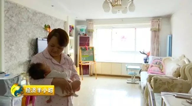 月薪25000元还得提前半年约 月嫂行业为啥这么火?