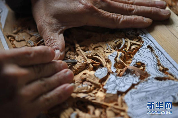 俞友鸿在教授徒弟雕刻技艺（3月19日摄）。