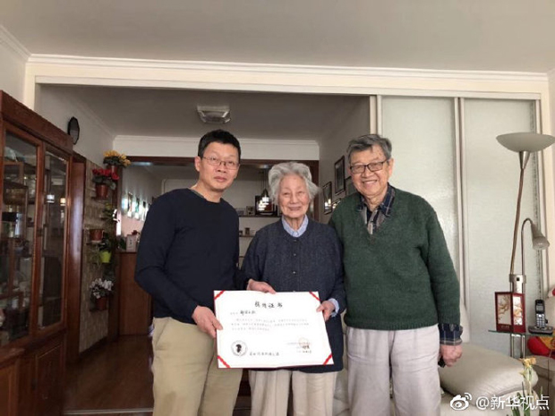 　　今天，88岁的中国科学院微生物研究所郑儒永院士和老伴黄河研究员将毕生积蓄150万元捐赠给中科院大学教育基金会，成立永久性“郑儒永黄河奖学金”，用于激励青年学子。