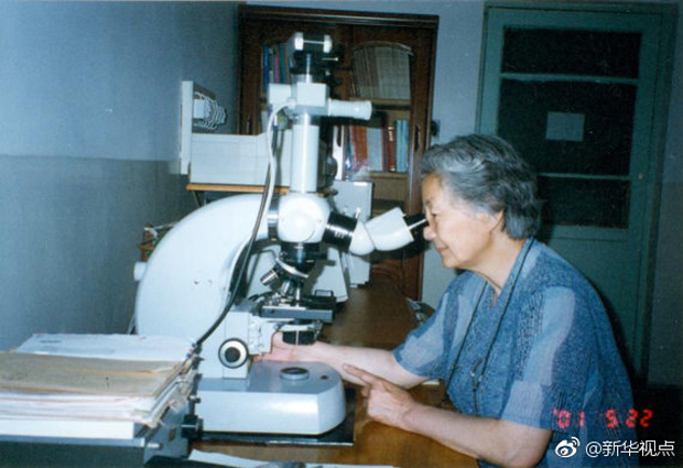 　　郑儒永院士在国际上首次发现高等植物中的内生毛霉，首次报道了我国特有的人体病原毛霉新种和新变种;1987年主编完成《中国真菌志—白粉菌目》，成为国际公认的白粉菌目检索书。时至今日，郑儒永关于白粉菌科的属级分类系统，仍保持国际领先水平。1999年，郑儒永当选为中科院院士。