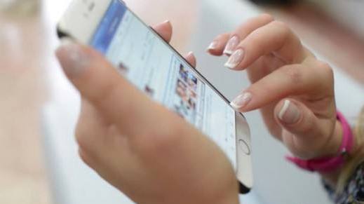 用眼不健康 成年人一天看屏幕九小时