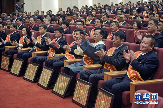 4月23日，荣获全国工人先锋号的部分集体代表在大会上合影。新华社记者 才扬 摄