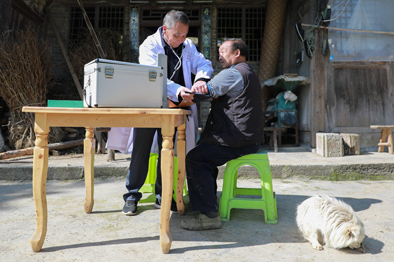  一位&ldquo;脚板医生&rdquo;对五代人的呵护