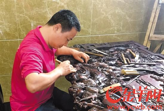 【中国梦践行者】从普通学徒到五一劳动奖章获得者 他用雕刻刀刻出神奇