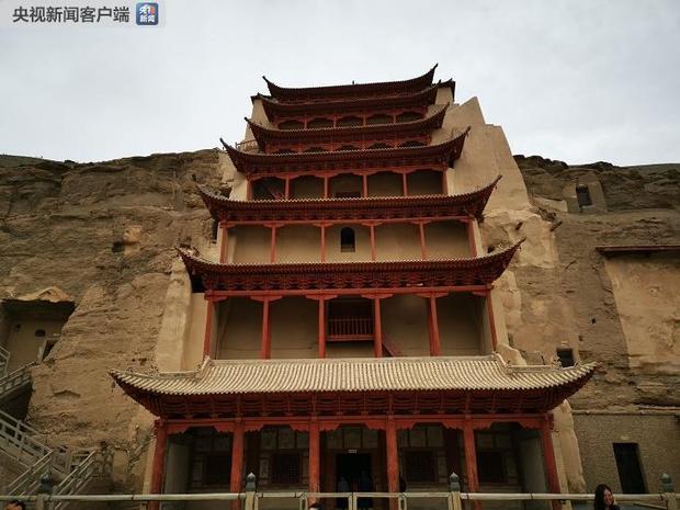 时政新闻眼｜习近平赴甘肃考察调研，首站来到敦煌莫高窟