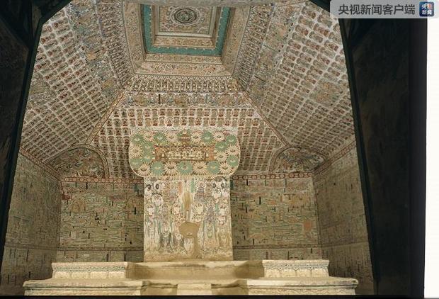 时政新闻眼｜习近平赴甘肃考察调研，首站来到敦煌莫高窟