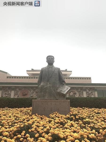 时政新闻眼｜习近平赴甘肃考察调研，首站来到敦煌莫高窟