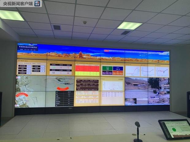 时政新闻眼｜习近平赴甘肃考察调研，首站来到敦煌莫高窟