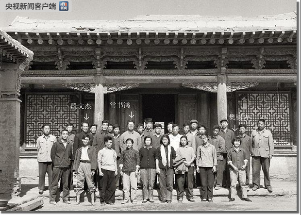 时政新闻眼｜习近平赴甘肃考察调研，首站来到敦煌莫高窟