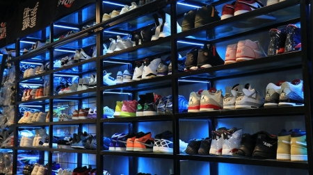 为天价球鞋&ldquo;洗澡&rdquo; 90后川妹子胡潇兮成&ldquo;网红&rdquo;