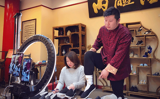 非遗大师变带货&ldquo;小哥哥&rdquo;，北京老字号直播突围 