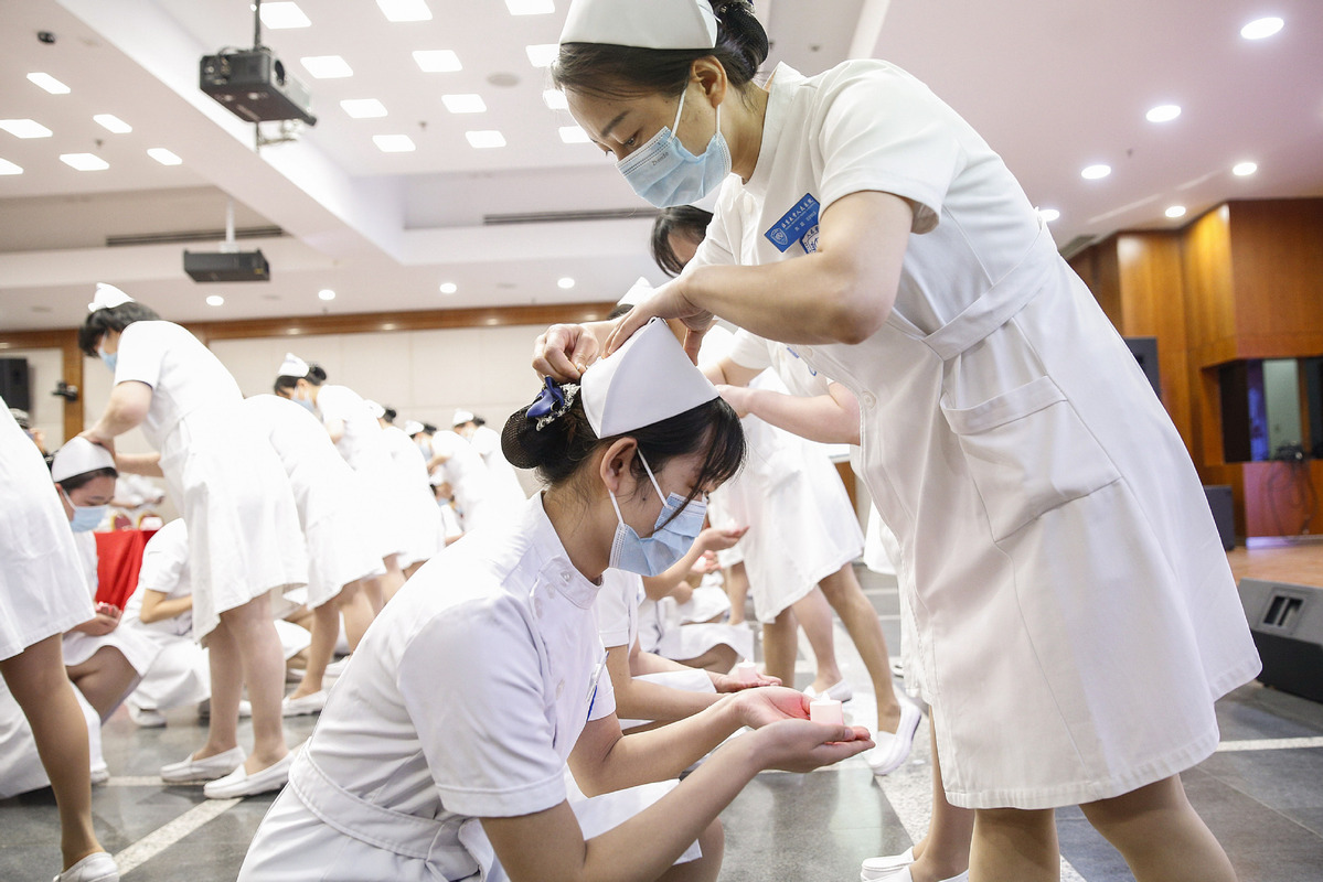 北京：新入职护士“授帽”纪念南丁格尔