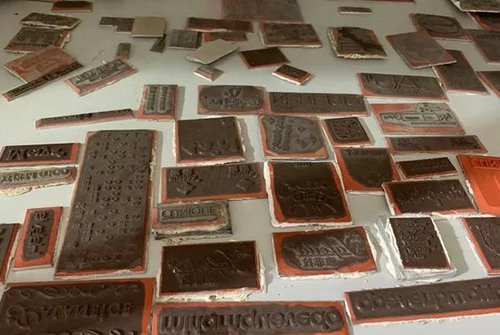 大型假冒知名品牌化妆品包材生产窝点被端！