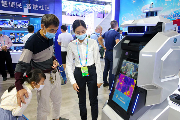 10月12日,观众参观数字中国建设成果展览会上网龙公司的智能机器人。 中国日报记者 胡美东 摄 国家品牌网