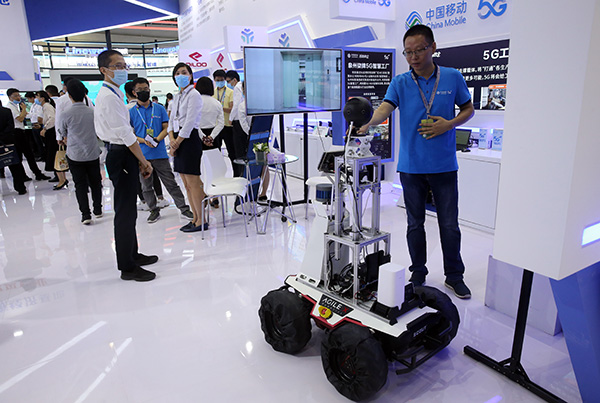 10月12日,观众在数字中国建设成果展览会上体验最新科技成果。 中国日报记者 胡美东 摄 国家品牌网