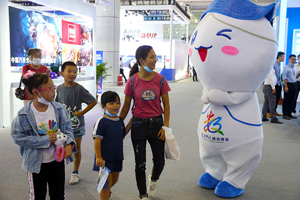 10月12日,参展商在数字中国建设成果展览会上展示最新5G机器人。 中国日报记者 胡美东 摄 国家品牌网