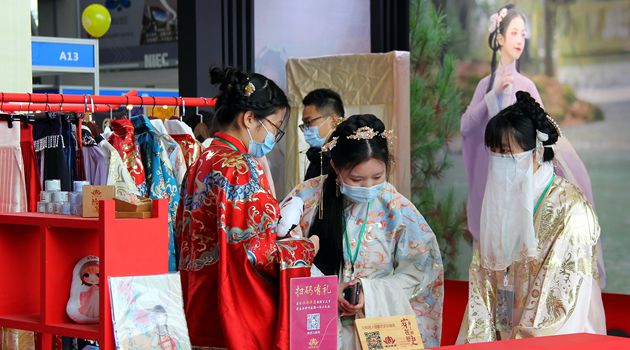 盗用原创面料 恶意抢注商标 汉服市场乱象调查