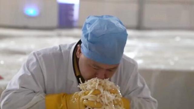 网红“闻臭师”守护“灵魂食材” 
