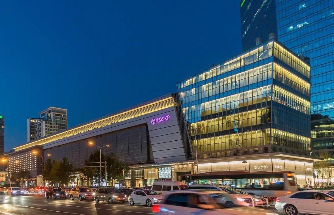 奢侈品专柜排长龙 都是谁在抢购香奈儿、LV？