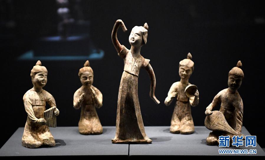 　3月8日，参观者在“太平有象——汉唐乐舞展”上观看展品。新华社记者 李安 摄 