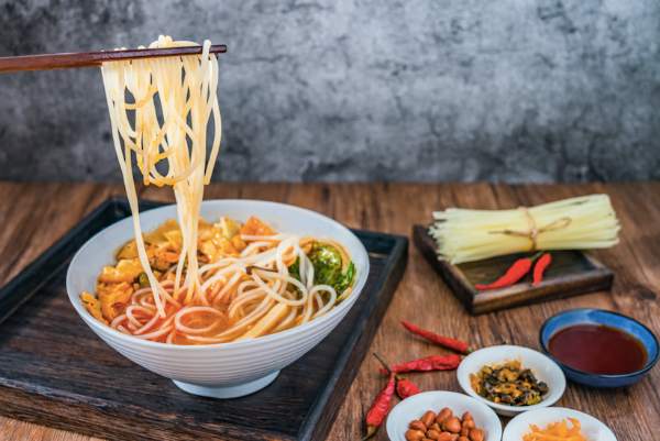 螺蛳粉里现烟头：“网红”不是伪劣食品的挡箭牌