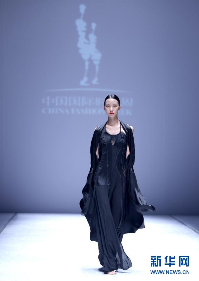 3月24日,模特在时装周开幕酒会上走秀。