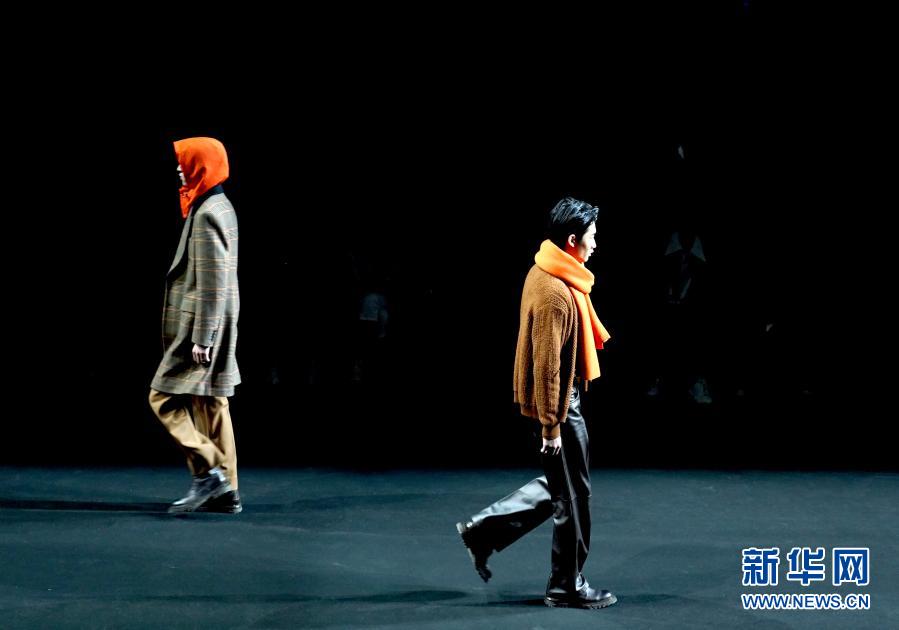 3月24日,模特在时装周开幕酒会上走秀。国家品牌网