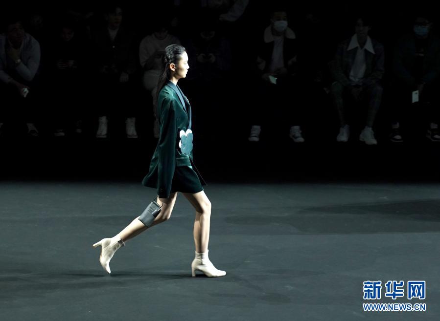 3月24日,模特在时装周开幕酒会上走秀。